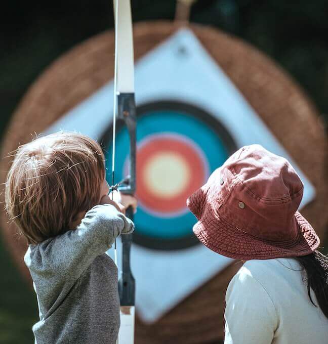 2 enfants tirant à l'arc sur une cible pour montrer que cibler les opportunités digitales est un jeu d'enfant