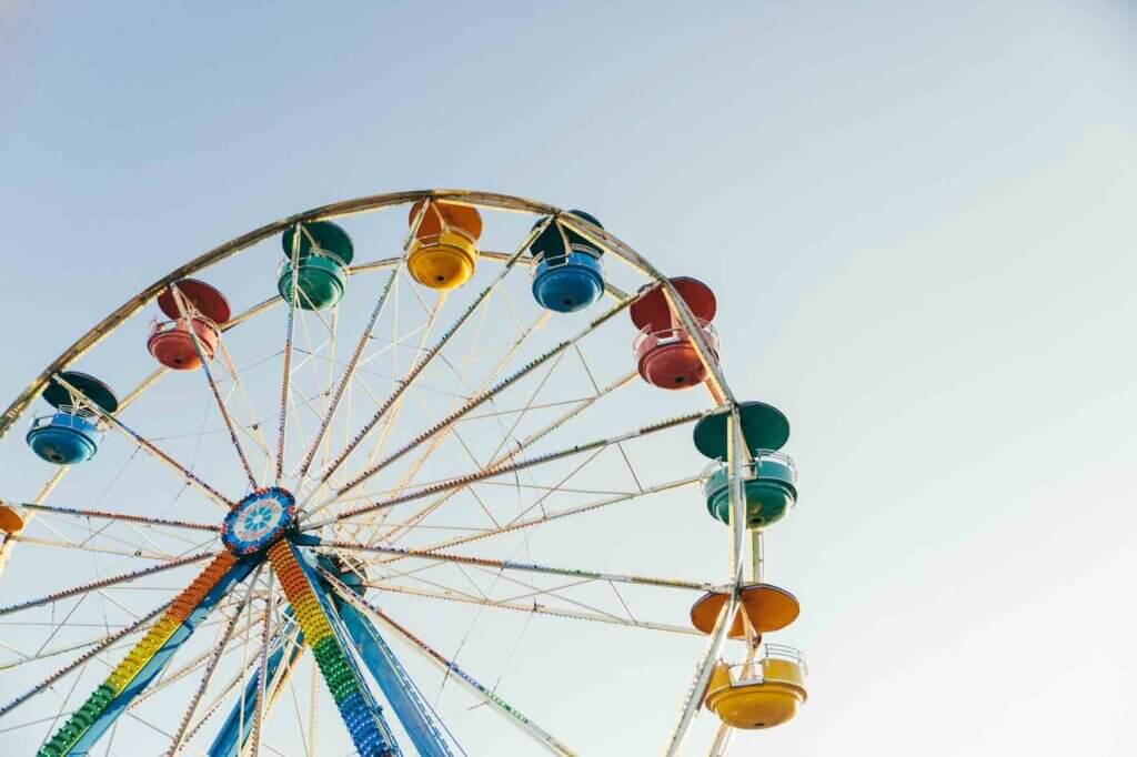 Grande roue avec nacelles colorées. Embarquez dans le design de votre site web.